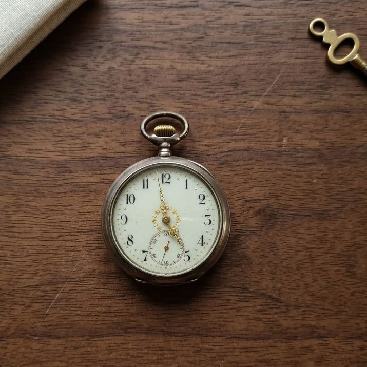 Antika Formlu Klasik Cep Saati – Vintage Estetiği ve İşçilik