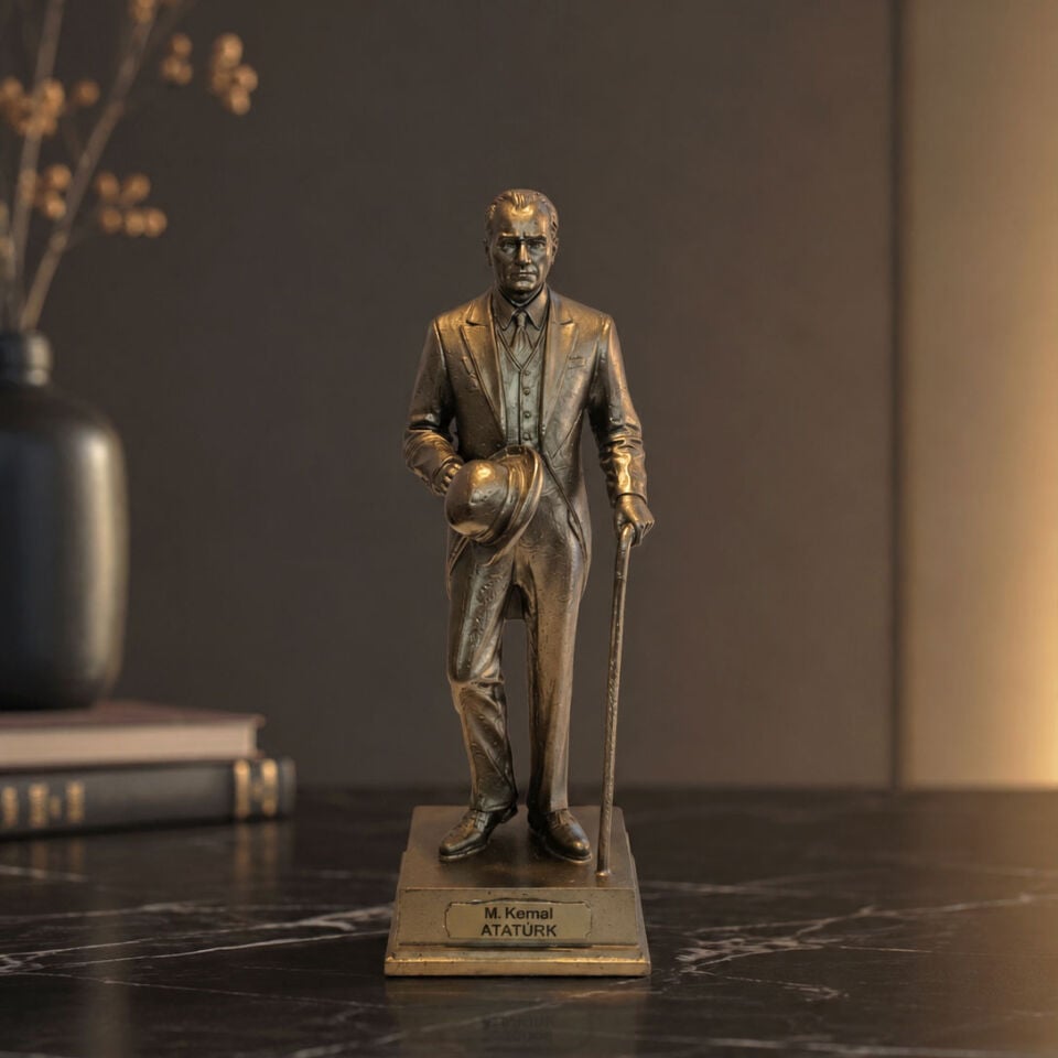Mustafa Kemal Atatürk Takım Elbiseli Heykel - Özel Kaideli Biblo